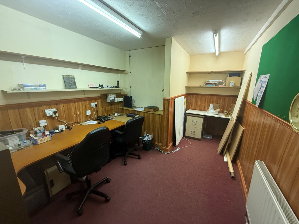 Lot: 59 - FORMER BAPTIST CHURCH WITH POTENTIAL - Office 1